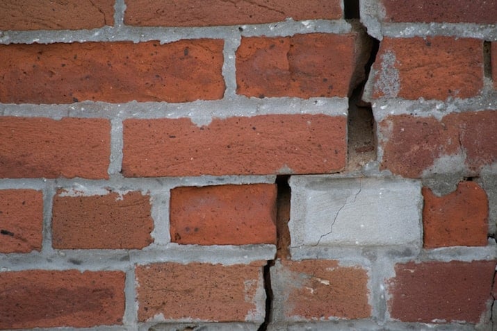 Vochtplekken door scheur in buitenmuur